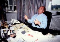 Fussball Bundesliga, Saison 1991/1992: Manager Uli Hoeness am Schreibtisch
