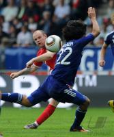 FUSSBALL INTERNATIONAL: Wayne ROONEY (li, England) gegen Yuji NAKAZAWA (re, Japan)