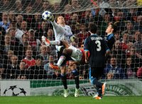 Fussball CHL  Saison 2010/2011:  Edwin van der Sar (li, Manchester United FC) gegen Klaas Jan Huntelaar (Mitte, FC Schalke 04) gegen Chris Smalling  (Manchester United FC)