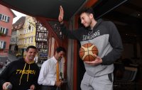 Basketball 1. Bundesliga 17/18  Teamvorstellung Walter Tigers Tuebingen auf dem Rathausbalkon