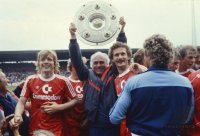 Fussball Braunschweig - Bayern: Lerby, Lattek,Beierlorzer mit Meisterschale