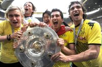 Fussball 1. Bundesliga : Marcel Schmelzer, Nuri Sahin, Mats Julian Hummels (v. li., Borussia Dortmund)  jubel mit Schale