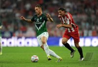 Fussball 1. Bundesliga Saison 2010/2011: Marko Arnautovic (li, SV Werder Bremen)  gegen Daniel van Buyten (re, FC Bayern Muenchen)