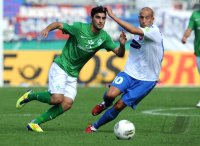 FUSSBALL, DFB Pokal 1. Hauptrunde: Mehmet Ekici (li, SV Werder Bremen) gegen Andreas Spann (re, 1 FC Heidenheim 1846)