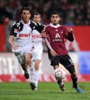 Fussball 1. Bundesliga : Pedro Geromel (li, 1. FC Koeln) gegen Mehmet Ekici (re, 1 FC Nuernberg)