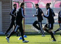 Fussball 1. Bundesliga: Miroslav Klose (FC Bayern Muenchen) muss das Training abrechen