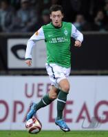 FUSSBALL, EUROPA LEAGUE GRUPPENPHASE: Bremen, OEZIL Einzelaktion am Ball