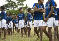 FUSSBALL: FEATURE KINDER SPIELEN FUSSBALL IN DER SUEDSEE