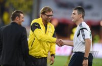 Fussball  1. Bundesliga  14/15: Schiedsrichter Knut Kircher und Trainer Klopp (Borussia Dortmund)