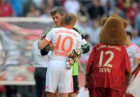 Fussball 1. Bundesliga, Saison 2011/2012:  Torwart Hans Joerg Butt (re.) mit Arjen Robben (FC Bayern Muenchen)