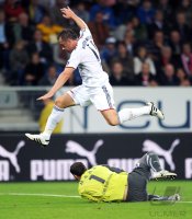 Fussball 1. Bundesliga : Ivica Olic (li, FC Bayern Muenchen) gegen Torwart Daniel Haas (re, TSG 1899 Hoffenheim)