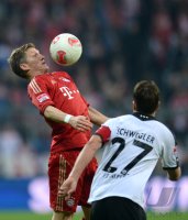 Fussball 1. Bundesliga, Saison 2012/2013:  Bastian Schweinsteiger (li, FC Bayern Muenchen) gegen Pirmin Schwegler (Eintracht Frankfurt)