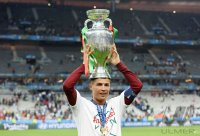 Fussball Europameisterschaft 2016 Finale: JUBEL Cristiano Ronaldo (Portugal) mit Pokal