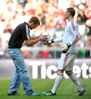 Fussball 1. Bundesliga Saison   2011/2012 : Baskettballer Steffen Hamann mit  Torwart Manuel Neuer (v. li., FC Bayern Muenchen)