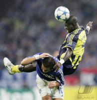 Fussball Champions League: Schalke - Istanbul, Zweikampf