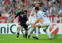 Fussball CHL  Saison 2011/2012:  Thomas Mueller (li, FC Bayern Muenchen) gegen Mathieu Beda (re, FC Zuerich)