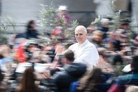 Papst Leo XIV. am Palmsonntag auf dem Petersplatz