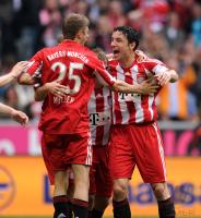 Fussball 1. Bundesliga: Thomas Mueller, Mark van Bommel (v.li, FCB)