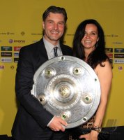 Fussball Deutscher Meister 2010/2011:  Borussia Dortmund; Manager Michael Zorc mit Meisterschale