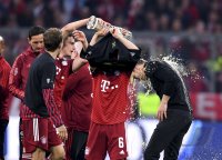Fussball 1. Bundesliga Saison 21/22: JUBEL FC Bayern Muenchen feiert die 32. Meisterschaft