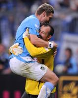 Fussball DFB Pokal : JUBEL Torben Hoffmann  auf Torwart Gabor Kiraly (1860 Muenchen)