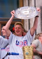 Fussball: Stefan Effenberg jubelt mit der Meisterschale