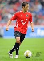 Fussball 1. Bundesliga, Hannover: Cherundolo am Ball