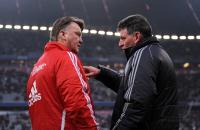 Fussball 1. Bundesliga : Trainer Louis van Gaal (FCB) mit dem Greenkeeper, Platzwart Uwe Lienau