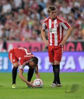Fussball 1. Bundesliga Saison 2010/2011: Franck Ribery, Toni Kroos (v. li., FC Bayern Muenchen) Thorsten Kinhoefer