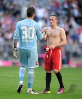 Fussball 1. Bundesliga : Logan Bailly (li, Borussia Moenchengladbach) mit Franck Ribery (re, FC Bayern Muenchen)