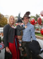 FUSSBALL 1. BUNDESLIGA 14/15:  Philipp Lahm mit seiner Frau Claudia auf der Wiesen