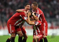 Fussball Champions League  Saison 2010/2011: JUBEL nach dem Tor zum 1:0  Mark van Bommel, Daniel van Buyten, Thomas Mueller, Bastian Schweinsteiger (v.li., FC Bayern Muenchen)