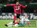 Fussball DFB-Pokal: Bremen - Leverkusen, Zweikampf