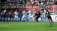 Fussball 1. Bundesliga, Saison 2011/2012:  Freistoss von Julian Schuster (li, SC Freiburg)