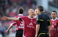 Fussball 1. Bundesliga : Andreas Wolf (1 FC Nuernberg) reklamiert den Elfmeter bei Schiri Michel Weiner