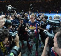 Fussball Champions League Finale 2015: Torwart Marc Andre ter Stegen (Barca) mit CHL Pokal