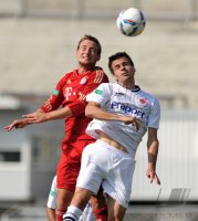 Fussball Regionalliga Sued 2011/2012: Manuel Fischer  (li, FC Bayern II) gegen Denis Streker (Eintracht Frankfurt II)