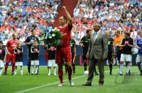 FUSSBALL: LIGA TOTAL CUP 2010 , Trainer, Sportdirektor  Felix Magath (Schalke) verabschiedet Heiko Westermann (HSV)