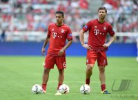 Fussball 1. Bundesliga 15/16: Thiago Alcantara (FC Bayern Muenchen) und Xabi Alonso (FC Bayern Muenchen)