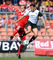 Fussball 3. Bundesliga:  Maximilian Haas (li., FC Bayern II) gegen Fikri El Haj Ali (re., Burghausen)