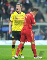Fussball 1. Bundesliga, Saison 2011/2012: Sven Bender (li, Borussia Dortmund) gegen Ivica Olic (FC Bayern Muenchen)