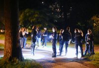 Tuebinger Nachtleben, Menschenansammlung im Bota (Alte Botanischen Garten) in der Nacht auf Sonntag