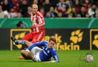 Fussball DFB Pokal 10/11 : Arjen Robben (li, FC Bayern Muenchen) gegen Benedikt Hoewedes (re, FC Schalke 04)