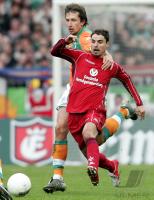 Fussball 1. Bundesliga: Bremen - Kaiserslautern, Zweikampf