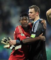 Fussball DFB Pokal 11/12 : David Alaba, Torwart Manuel Neuer (v. li., FC Bayern Muenchen)