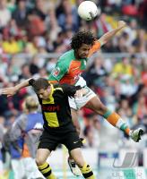 Fussball 1. Bundesliga: Bremen - Dortmund, Zweikampf