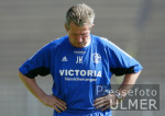 Fussball 1. Bundesliga: Training S04, Trainer Jupp Heynckes