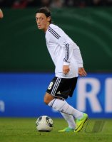FUSSBALL INTERNATIONAL: Deutschland, OEZIL am Ball
