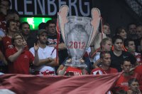 Fussball CHL  Saison 2011/2012:  FC Bayern Muenchen Fans mit dem POKAL