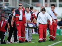 FUSSBALL, DFB Pokal 1. Hauptrunde:  Marcel Avdic (Unterhaching) wird verletzt vom Platz getragen